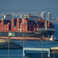 Un porte-conteneurs de Zim au large du port de Haïfa, le 1ᵉʳ mai 2026. (Crédit : Sharon Leibel/Flash90)