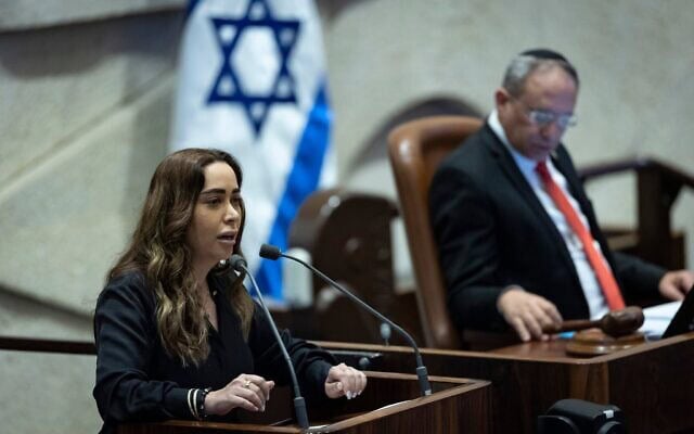 May Golan, ministre de l’Égalité, s’exprimant lors d’une séance plénière dans l’hémicycle de la Knesset, à Jérusalem, le 20 mai 2026. (Crédit : Yonatan Sindel/Flash90)