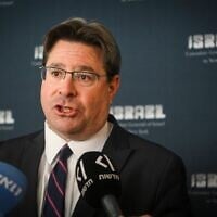 Ofir Akunis, consul général d'Israël à New York, assiste au défilé de la Journée d'Israël à New York, le 31 mai 2026. (Crédit : Arie Leib Abrams/Flash90)