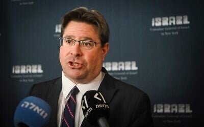 Ofir Akunis, consul général d'Israël à New York, assiste au défilé de la Journée d'Israël à New York, le 31 mai 2026. (Crédit : Arie Leib Abrams/Flash90)