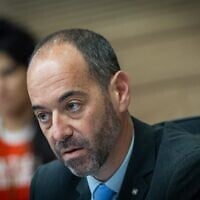 Dean Livne, directeur général par intérim de la commission centrale électorale (CCE), assistant à une réunion de la commission de la Chambre de la Knesset, à Jérusalem, le 1ᵉʳ juin 2026. (Crédit : Yonatan Sindel/Flash90)