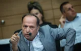 Itzik Bonzel s’exprimant lors d’une réunion de la commission de la Chambre de la Knesset, à Jérusalem, le 15 juin 2026. (Crédit : Yonatan Sindel/Flash90)