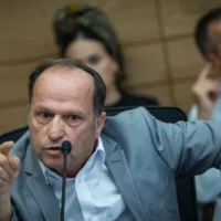 Itzik Bonzel s’exprimant lors d’une réunion de la commission de la Chambre de la Knesset, à Jérusalem, le 15 juin 2026. (Crédit : Yonatan Sindel/Flash90)