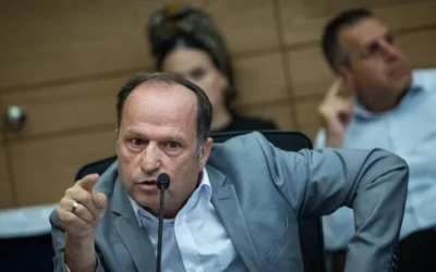 Itzik Bonzel s’exprimant lors d’une réunion de la commission de la Chambre de la Knesset, à Jérusalem, le 15 juin 2026. (Crédit : Yonatan Sindel/Flash90)