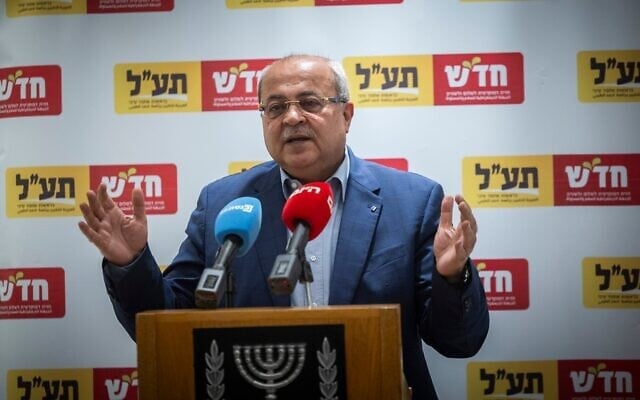 Le député Ahmad Tibi assiste à une réunion de la faction Hadash–Taal, à la Knesset, à Jérusalem, le 29 juin 2026. (Crédit : Chaim Goldberg/Flash90)