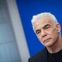 Yaïr Lapid, député et chef du parti Yesh Atid, lors d'une réunion de groupe parlementaire, à la Knesset, le 29 juin 2026. (Crédit : Chaïm Goldberg/Flash90)