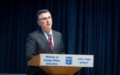 Le ministre des Affaires étrangères Gideon Sa’ar s’exprime lors d’une cérémonie au ministère des Affaires étrangères à Jérusalem, le 1er juillet 2026. (Crédit: Chaim Goldberg/Flash90)