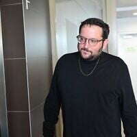 Jonatan Urich se présentant à l'audience devant le tribunal de Tel Aviv, le 14 juillet 2026. (Crédit : Avshalom Sassoni/Flash90)