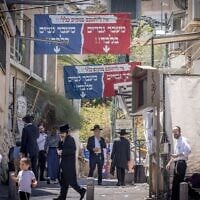 Dans la ville ultra-orthodoxe de Bnei Brak, le 15 juillet 2026, un panneau de signalisation indique « femmes » d'un côté et « hommes » de l'autre. (Crédit : Miriam Alster/FLASH90)