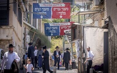 Dans la ville ultra-orthodoxe de Bnei Brak, le 15 juillet 2026, un panneau de signalisation indique « femmes » d'un côté et « hommes » de l'autre. (Crédit : Miriam Alster/FLASH90)