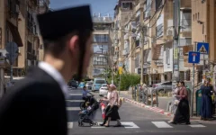 La ville densément peuplée de Bnei Brak, près de Tel-Aviv, le 15 juillet 2026. (Miriam Alster/FLASH90)