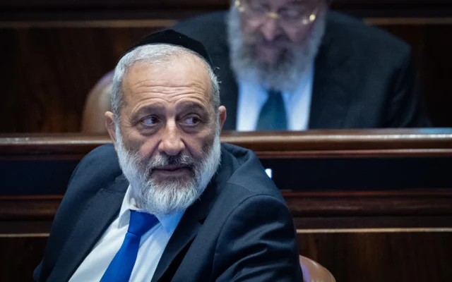 Le président du Shas, Aryeh Deri, assiste à un vote dans la salle plénière de la Knesset à Jérusalem, le 16 juillet 2026. (Crédit : Yonatan Sindel/Flash90)