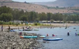 Des personnes profitent de la mer de Galilée (lac de Tibériade) dans le nord d'Israël lors d'une chaude journée d'été, le 2 août 2026. (Michael Giladi/Flash90)