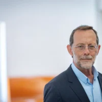 Moshe Feiglin assiste à une audience à la Cour suprême de Jérusalem, le 3 août 2026. (Crédit : Chaim Goldberg/Flash90)