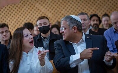 La députée Tally Gotliv (à gauche) et le ministre de la Sécurité intérieure Itamar Ben Gvir assistent à une audience devant la Cour suprême à Jérusalem concernant des recours contre des lois visant l'UNRWA, le 3 août 2026. (Crédit : Chaim Goldberg/Flash90)