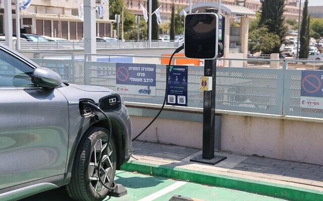 Une borne de recharge pour voitures électriques, à l'Ishpro Center de Modiin, dans le centre d'Israël, le 12 août 2026. (Crédit : Yossi Aloni/Flash90)