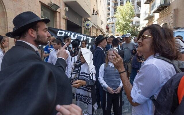 Des manifestants ultra-orthodoxes protestant contre l'ouverture du Café Basimta le samedi et entrant en confrontation avec la police, tandis que des manifestants laïcs organisent une contre-manifestation en soutien au café, dans le centre-ville de Jérusalem, le 15 août 2026. (Crédit : Oren Ben Hakoon/Flash90)