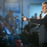 Yaïr Golan, chef du parti HaDemocratim, participant à un meeting électoral à Kiryat Bialik, dans le nord d’Israël, à l’approche des prochaines élections législatives israéliennes, le 19 août 2026. (Crédit : Sharon Leibel/Flash90)