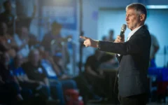 Yaïr Golan, chef du parti HaDemocratim, participant à un meeting électoral à Kiryat Bialik, dans le nord d’Israël, à l’approche des prochaines élections législatives israéliennes, le 19 août 2026. (Crédit : Sharon Leibel/Flash90)