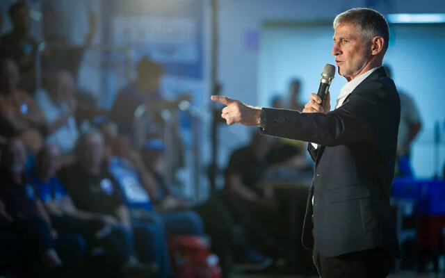 Yaïr Golan, chef du parti HaDemocratim, participant à un meeting électoral à Kiryat Bialik, dans le nord d’Israël, à l’approche des prochaines élections législatives israéliennes, le 19 août 2026. (Crédit : Sharon Leibel/Flash90) Yaïr Golan, chef du parti HaDemocratim, participant à un meeting électoral à Kiryat Bialik, dans le nord d’Israël, à l’approche des prochaines élections législatives israéliennes, le 19 août 2026. (Crédit : Sharon Leibel/Flash90)
