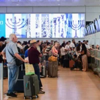 Illustration : Des passagers à l'aéroport international Ben Gurion, près de Tel Aviv, le 23 août 2026. (Crédit : Avshalom Sassoni/Flash90)
