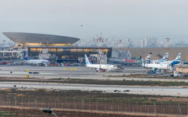 Des avions sur le tarmac de l'aéroport international Ben Gurion, près de Tel Aviv, le 24 août 2026. (Crédit: Yossi Aloni/FLASH90)