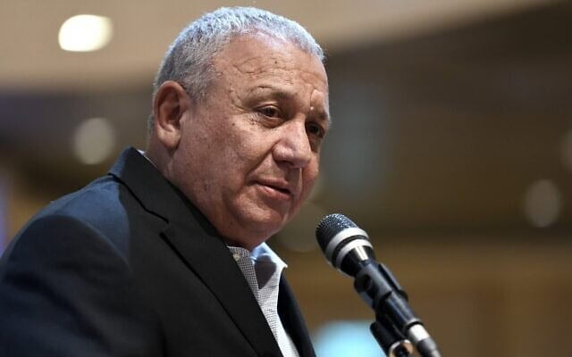 Gadi Eisenkot, chef du parti Yashar et ancien chef d’état-major de l’armée israélienne, s’exprimant lors d’un meeting électoral, à Nordiya, en Israël, le 31 août 2026. (Crédit : Gili Yaari/Flash90)