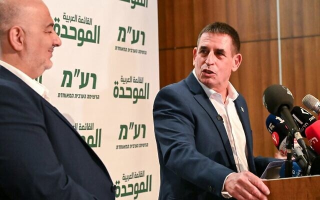 Le chef du parti Raam, Mansour Abbas (à gauche), tenant une conférence de presse conjointe avec Yoav Segalovitz, nouveau membre du parti, à Nazareth, le 31 août 2026. (Crédit : Michael Giladi/Flash90)