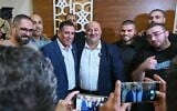 Le chef du parti Raam, Mansour Abbas (au centre à droite), tenant une conférence de presse conjointe avec l’ancien député de Yesh Atid Yoav Segalovitz (au centre à gauche), qui se présentera sur la liste de Raam lors des élections d’octobre, à Nazareth, le 31 août 2026. (Crédit : Michael Giladi/FLASH90)