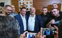 Le chef du parti Raam, Mansour Abbas (au centre à droite), tenant une conférence de presse conjointe avec l’ancien député de Yesh Atid Yoav Segalovitz (au centre à gauche), qui se présentera sur la liste de Raam lors des élections d’octobre, à Nazareth, le 31 août 2026. (Crédit : Michael Giladi/FLASH90)