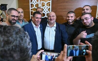 Le chef du parti Raam, Mansour Abbas (au centre à droite), tenant une conférence de presse conjointe avec l’ancien député de Yesh Atid Yoav Segalovitz (au centre à gauche), qui se présentera sur la liste de Raam lors des élections d’octobre, à Nazareth, le 31 août 2026. (Crédit : Michael Giladi/FLASH90) Le chef du parti Raam, Mansour Abbas (au centre à droite), tenant une conférence de presse conjointe avec l’ancien député de Yesh Atid Yoav Segalovitz (au centre à gauche), qui se présentera sur la liste de Raam lors des élections d’octobre, à Nazareth, le 31 août 2026. (Crédit : Michael Giladi/FLASH90)