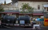 Des réservoirs d’eau potable d’urgence installés près de la Vieille Ville de Jérusalem alors que le pays connaît des perturbations dans l’approvisionnement en eau, le 1ᵉʳ septembre 2026. (Crédit : Chaïm Goldberg/Flash90)