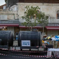 Des réservoirs d’eau potable d’urgence installés près de la Vieille Ville de Jérusalem alors que le pays connaît des perturbations dans l’approvisionnement en eau, le 1ᵉʳ septembre 2026. (Crédit : Chaïm Goldberg/Flash90)