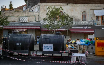 Des citernes d'eau potable d'urgence sont installées près de la Vieille Ville de Jérusalem en raison de difficultés d'approvisionnement en eau, le 1er septembre 2026. (Chaim Goldberg/Flash90)