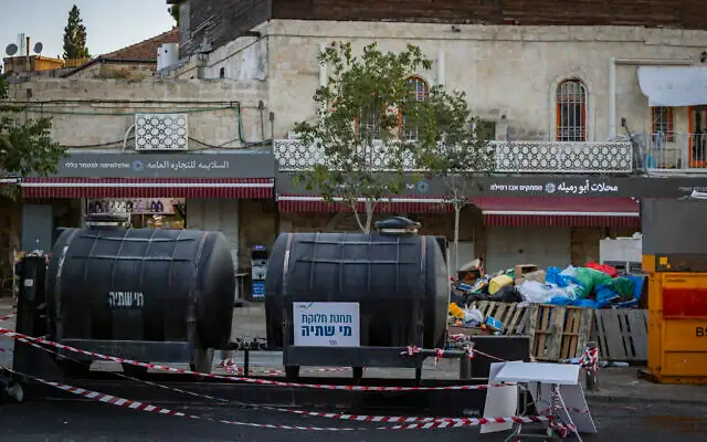 Des citernes d'eau potable d'urgence sont installées près de la Vieille Ville de Jérusalem en raison de difficultés d'approvisionnement en eau, le 1er septembre 2026. (Chaim Goldberg/Flash90)