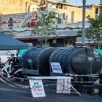 Des réservoirs d’eau potable d’urgence installés près de la Vieille Ville de Jérusalem alors que le pays connaît des perturbations dans l’approvisionnement en eau, le 1ᵉʳ septembre 2026. (Crédit : Chaïm Goldberg/Flash90)