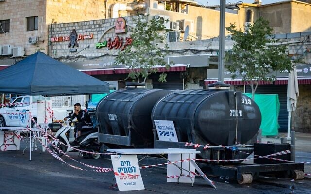 Des réservoirs d’eau potable d’urgence installés près de la Vieille Ville de Jérusalem alors que le pays connaît des perturbations dans l’approvisionnement en eau, le 1ᵉʳ septembre 2026. (Crédit : Chaïm Goldberg/Flash90)