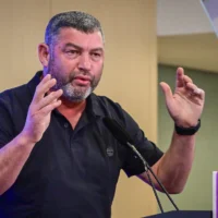 Ofer Winter, chef du parti Amkha Yisrael, s’exprime lors d’une conférence de presse à Tel Aviv, le 2 septembre 2026. (Crédit : Avshalom Sassoni/Flash90)