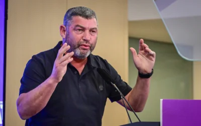 Ofer Winter, chef du parti Amkha Yisrael, s’exprime lors d’une conférence de presse à Tel Aviv, le 2 septembre 2026. (Crédit : Avshalom Sassoni/Flash90)
