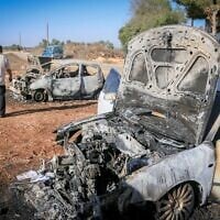 Des Palestiniens inspectant des voitures calcinées à la suite d'une attaque perpétrée par des résidents d'implantation, qui ont également tagué des graffitis en hébreu sur les murs d'une maison à Beita, au sud de Naplouse, en Cisjordanie, le 2 septembre 2026. (Crédit : Nasser Ishtayeh/Flash90)