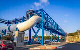 Vue générale d’une usine de dessalement d’eau près de Rishon Lezion, dans le centre d’Israël, le 2 septembre 2026. (Crédit : Yossi Aloni/Flash90)