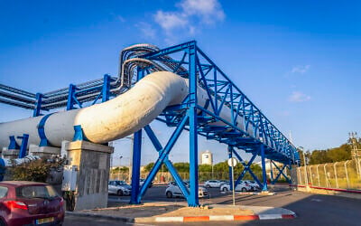 Vue générale d’une usine de dessalement d’eau près de Rishon Lezion, dans le centre d’Israël, le 2 septembre 2026. (Crédit : Yossi Aloni/Flash90)