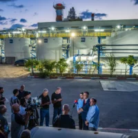 Le ministre de l’Énergie, de l’Eau et des Infrastructures, Eli Cohen, visite une usine de dessalement près de Rishon LeZion, le 2 septembre 2026. (Crédit : Yossi Aloni/Flash90)