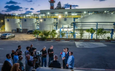 Le ministre de l’Énergie, de l’Eau et des Infrastructures, Eli Cohen, visite une usine de dessalement près de Rishon LeZion, le 2 septembre 2026. (Crédit : Yossi Aloni/Flash90)