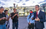 Le ministre de l'Énergie, de l'Eau et des Infrastructures, Eli Cohen, visite une installation de désalinisation d'eau près de Rishon LeZion, dans le centre d'Israël, le 2 septembre 2026. (Yossi Aloni/Flash90)
