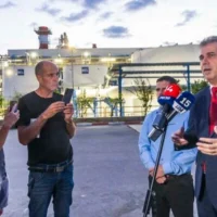 Le ministre de l'Énergie, de l'Eau et des Infrastructures, Eli Cohen, visite une installation de désalinisation d'eau près de Rishon LeZion, dans le centre d'Israël, le 2 septembre 2026. (Yossi Aloni/Flash90)