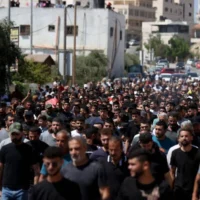 Un cortège funèbre en hommage à deux Palestiniens tués lors d'une opération antiterroriste israélienne, dans le village d'Al-Mughayyir, en Cisjordanie, le 3 septembre 2026. (Crédit : STR)