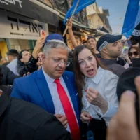 Le ministre de la Sécurité nationale Itamar Ben Gvir et la députée Tally Gotliv, nouvelle membre de son parti Otzma Yehudit, visitent le marché Machaneh Yehuda à Jérusalem à l’approche des prochaines élections législatives, le 4 septembre 2026. (Crédit : Chaïm Goldberg/Flash90)