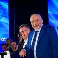 Avigdor Lieberman, chef d'Yisrael Beytenu, et des membres de son parti lors d’un événement organisé en vue des prochaines élections, à Tel Aviv, le 6 septembre 2026. (Crédit : Avshalom Sassoni/Flash90)