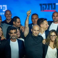 L'ex-Premier ministre et chef du parti BeYahad, Naftali Bennett, aux côtés du chef de l'opposition Yaïr Lapid et de membres du parti, présentant sa liste pour les prochaines élections législatives, à Tel Aviv, le 6 septembre 2026. (Crédit : Flash90)
